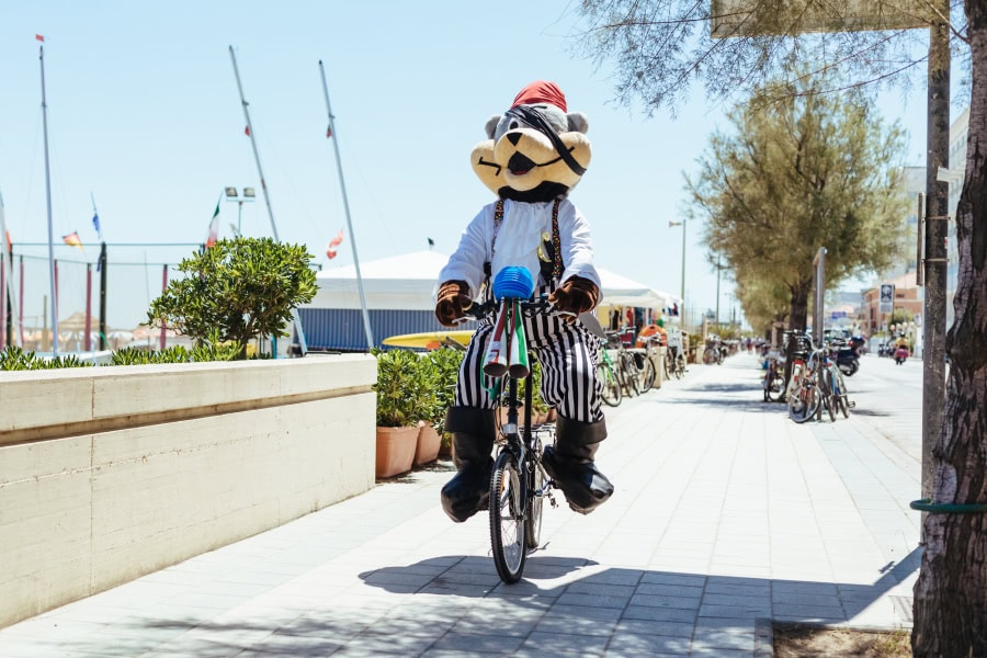 L'Orso Bo in bici sul lungomare di Senigallia